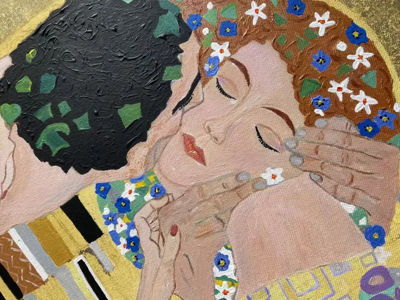 Romantic painting inspired by Gustav Klimt, depicting a kiss with floral details – original artwork by Andrada Gallery